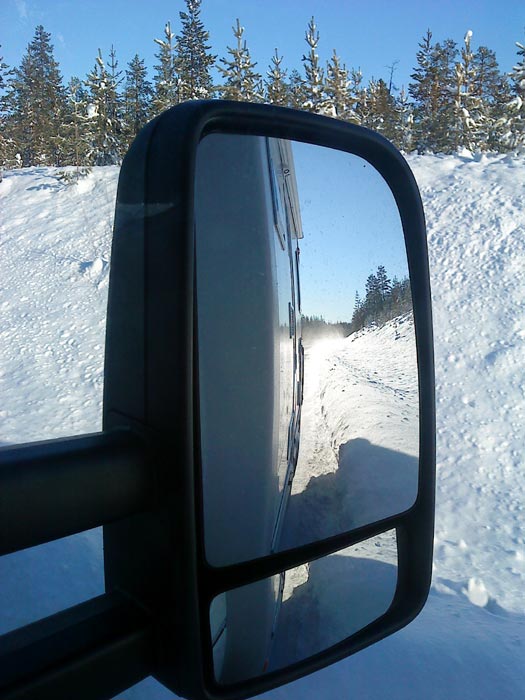 ....snörök bakom bilen, slutar i...