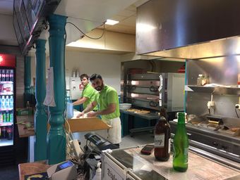 Besök i Pizzerian, glada pizzabagare!