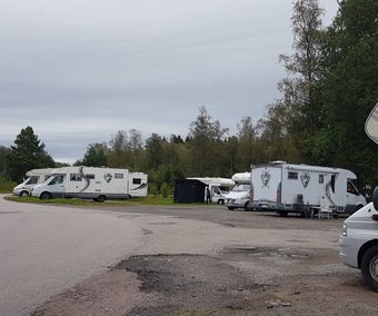 Lugnt vid bilarna på eftermiddagen