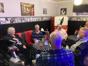 Umgänge i fin 50-talsmiljö