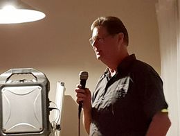 Fredagskvällens Karaoke tog fart när Leif fattade mikrofonen