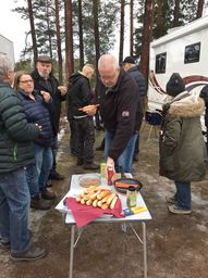Gemensam korvgrillning är alltid populärt!