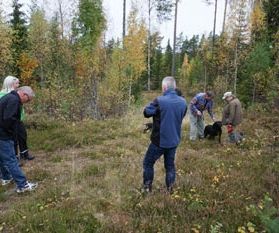 Samling inför dagens skogspromenad, "milgänget"