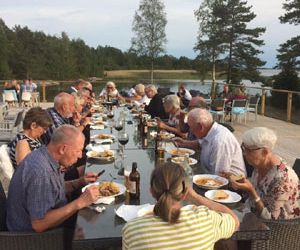 Gemensam middag på Campingens nyöppnade restaurang..