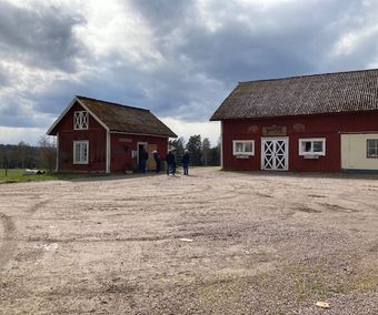 Kö med avstånd till Gårdsbutiken