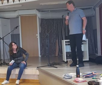 Leif håller en musikquiz med Pia som domare