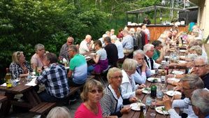 Ett glatt gäng vid grillbuffén