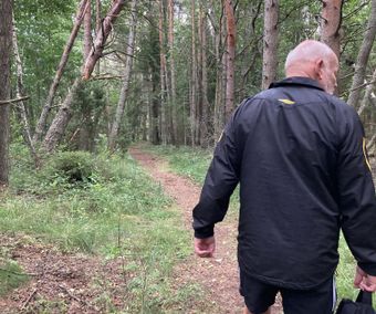 Christer tar täten i promenaden över ön
