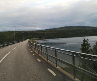 Bilväg på dammen.