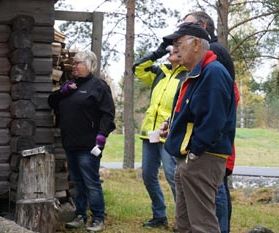 Samling runt brasan, varm blåbärssoppa