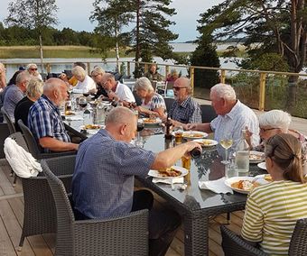 Gemensam middag på Campingens nyöppnade restaurang