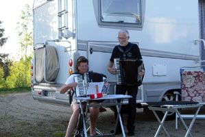 Roland och Agneta tränar inför allsången