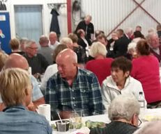 Glad stämning vid borden