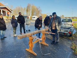 Slå i en 5-tums-spik på minst antal slag. 
