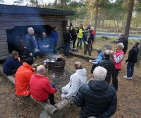 Samling runt brasan, varm blåbärssoppa