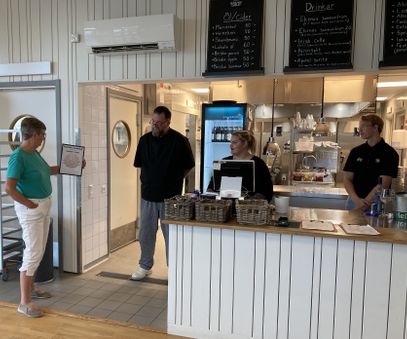 Britt-Marie delar ut diplom till Ekenäs Restaurang och camping