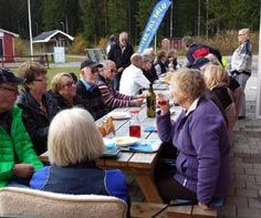gulaschsoppa, som NORDIC bjuder på. Vi sitter utomhus i solen, 