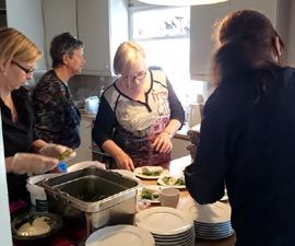 Arbetsamma händer i köket ser till att middagen serveras