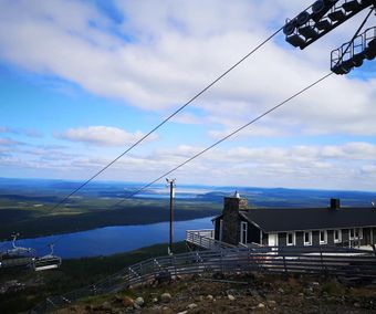 Aitikgruvan långt bort i fjärran.