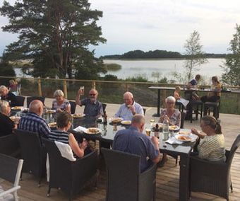 Gemensam middag på Campingens nyöppnade restaurang.