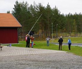 Ett gäng spelar "Land-dart"