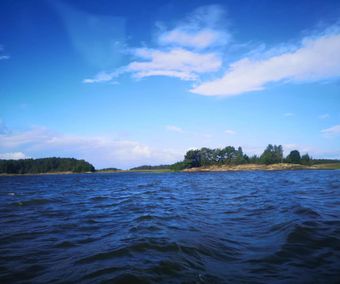 På väg ut till Lurö, lite rullande vågor🌊