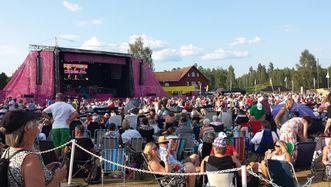 Drygt 5000 gäster väntar på att det skall börja.