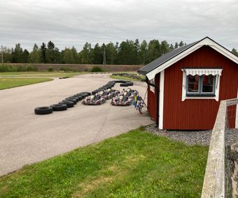 Bilarna står klara och väntar på förarna