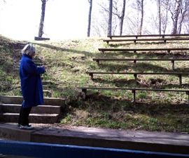 Birgitta inspekterar friluftsteatern