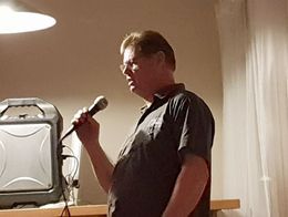 Fredagskvällens Karaoke tog fart när Leif fattade mikrofonen