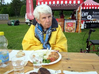 Marianne njuter av kvällssolen och maten