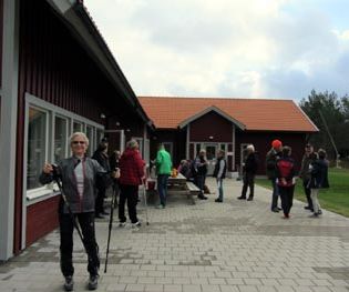 Samling inför skogspromenad.