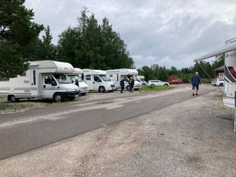 Bilarna börjar rulla in på fredagen