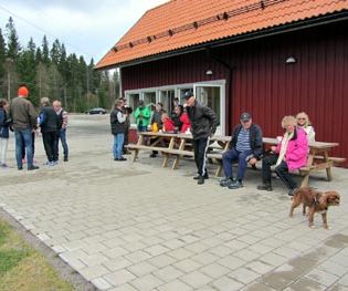 Samling inför skogspromenad