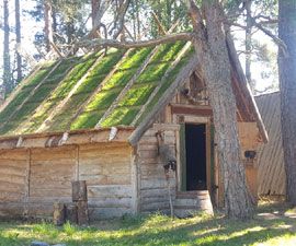 En liten och välbygd vikingaby är uppbygd. Inne i Vikingacentret finns