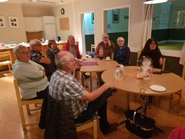 Fredagskvällens Karaoke tog fart när Leif fattade mikrofonen