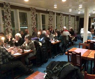 Gemensam middag på Moraparkens restaurang
