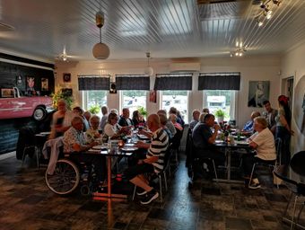Nu väntar vi på maten