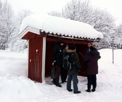 Väntar på bussen från Ishotellet