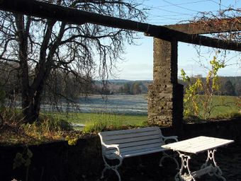Utsikt från en vintrig pergola