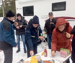 På lördag eftermiddag blev det traditionsenlig korvgrillning.