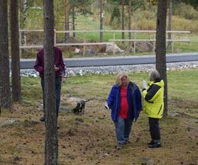 Samling runt brasan, varm blåbärssoppa