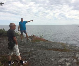 Kjell pekar ut Kinnekulle