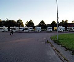 Samling på uppställningsplatsen i Kristinehamn under fredagskvällen.