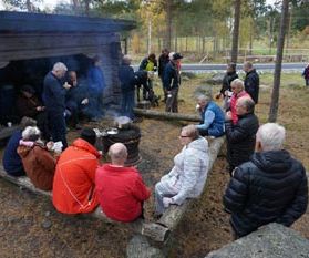Samling runt brasan, varm blåbärssoppa