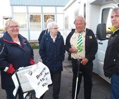 Mingel utanför lokalerna