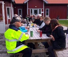 Vid återkomsten serveras blåbärssoppa med punsch, samt varm 
