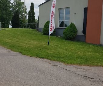och flaggan på plats